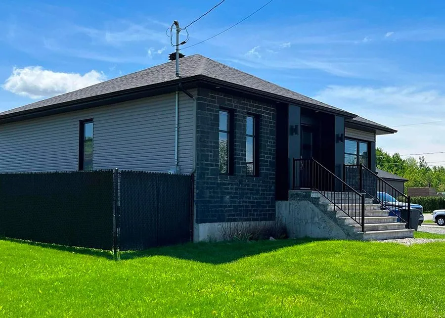 Installation de gouttières — réalisation Construction Bert, Trois-Rivières