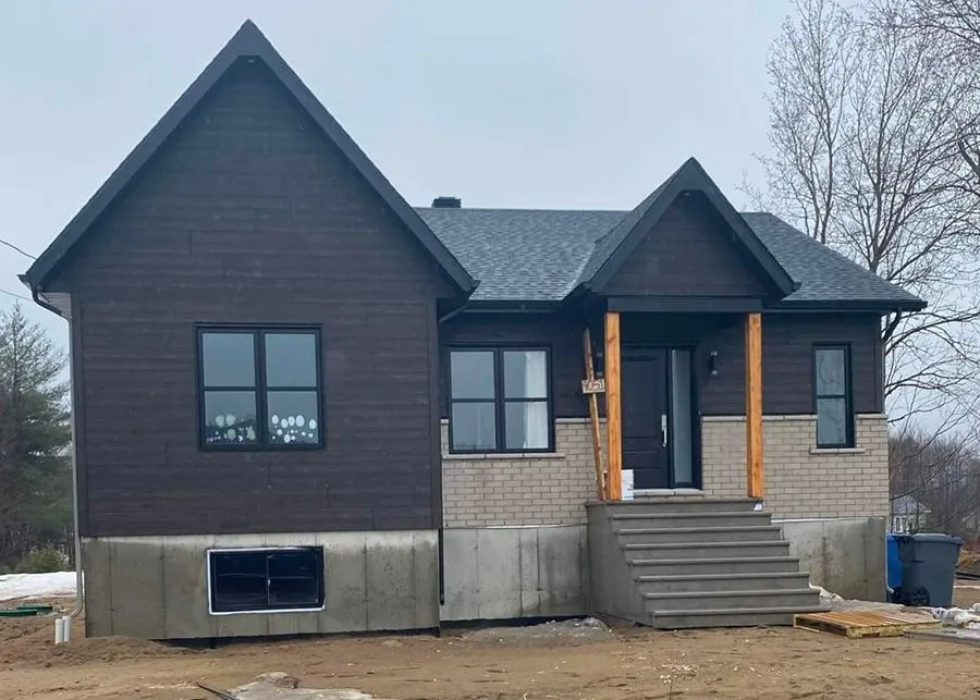 Ligne de toit et gouttières — réalisation Construction Bert, Nicolet