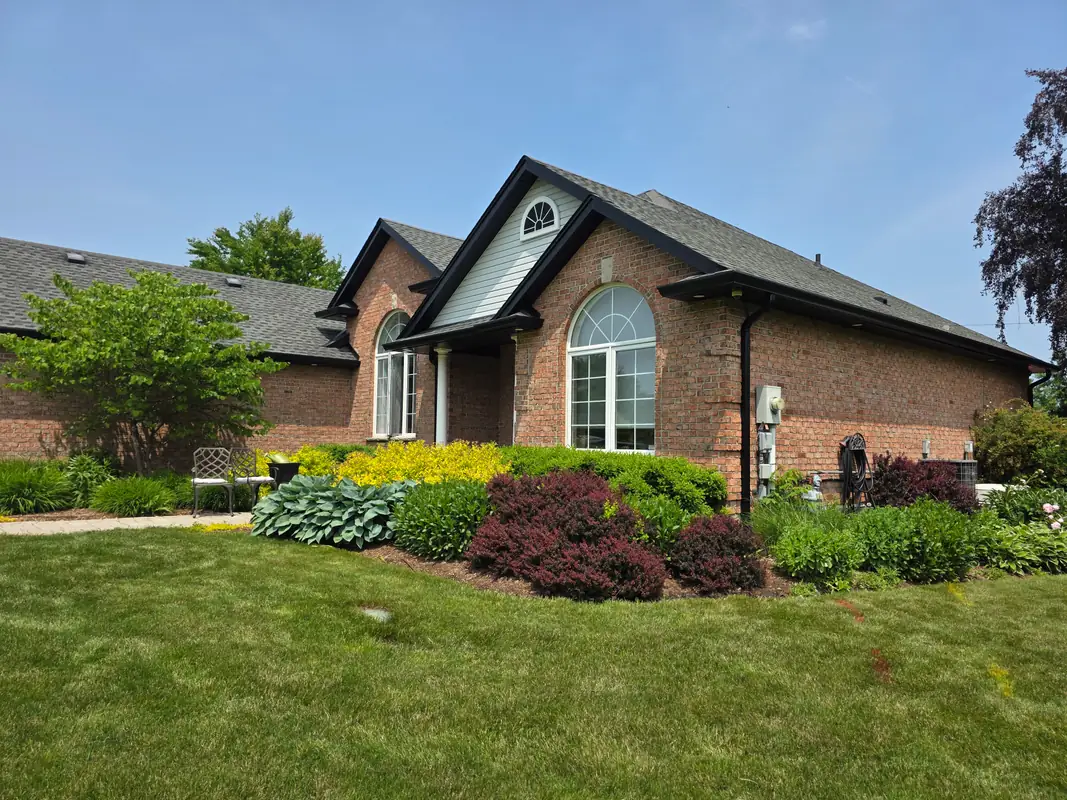 Black seamless eavestroughs on a Niagara bungalow — Custom Seamless Eavestrough, Niagara