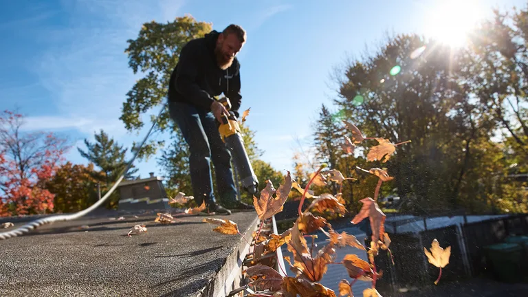 Installateur posant des protège-gouttières Alu-Rex à Kingston