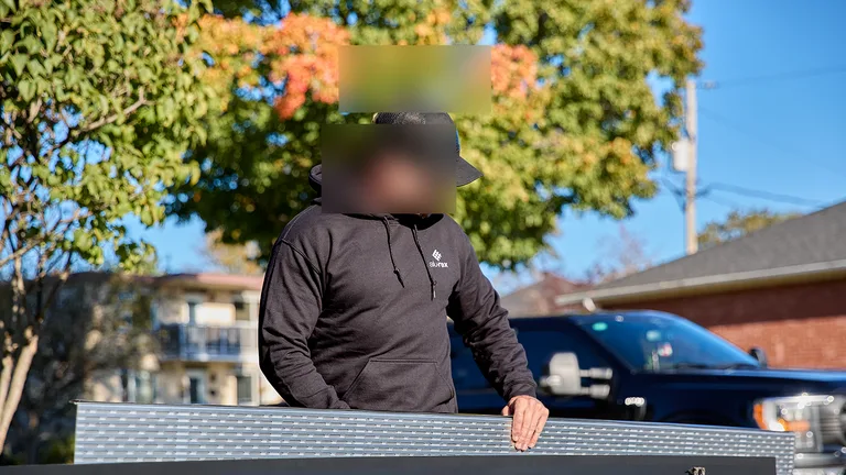 Nettoyage de gouttières encombrées de feuilles à Trois-Rivières