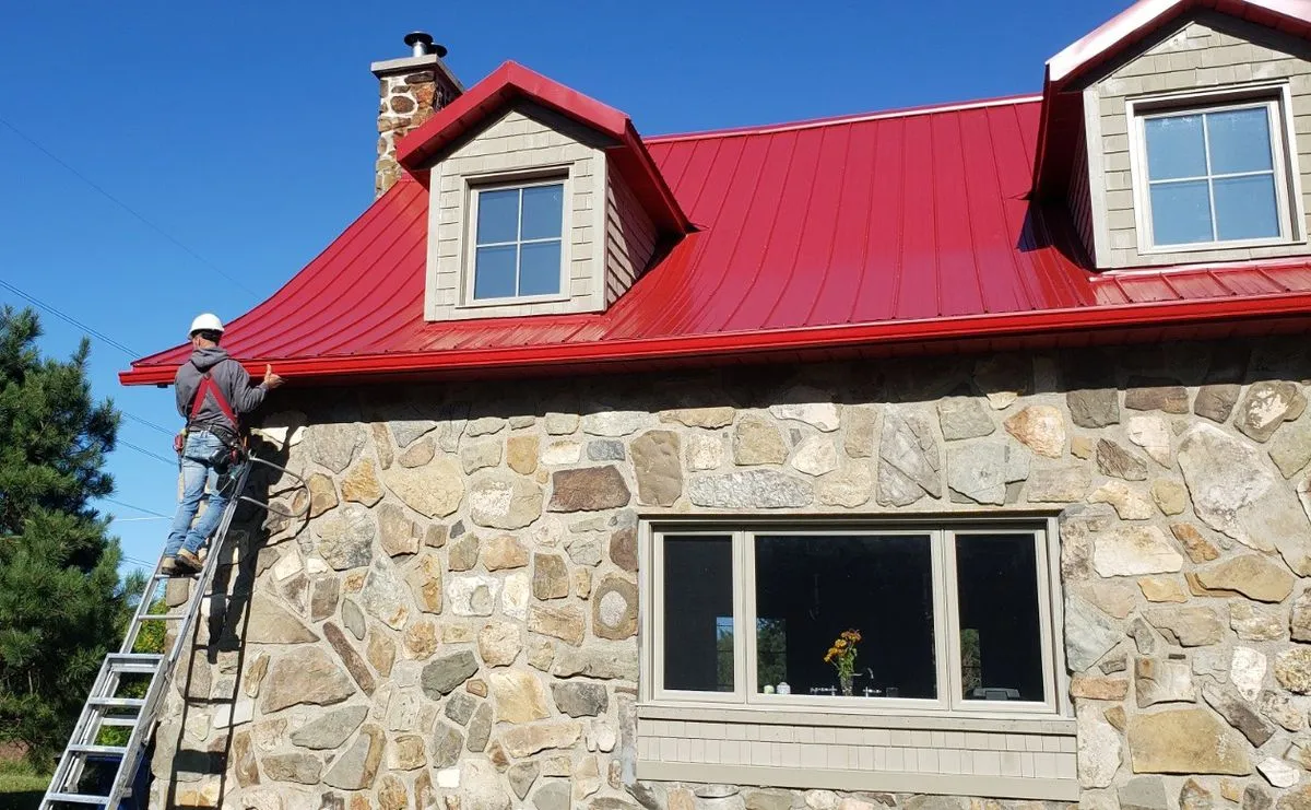 Installation de gouttières — réalisation Gouttières Anaclet, Rimouski