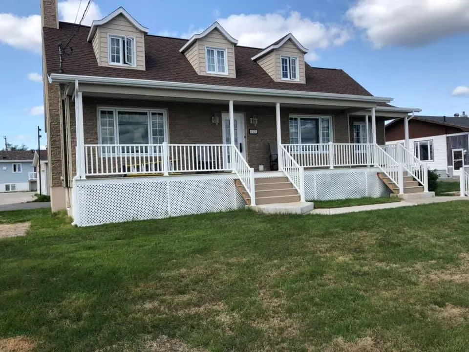 Installation de gouttières — réalisation Gouttières Côte-Nord, Baie-Comeau