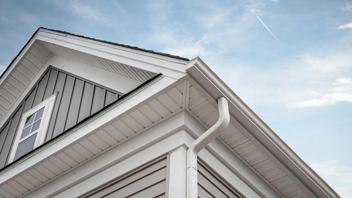Installation de gouttières — réalisation Services Multi-Pro DL, Baie-Saint-Paul