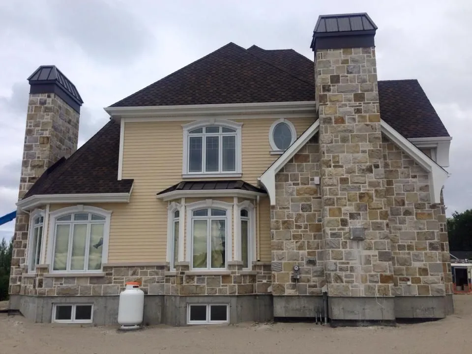 Protège-gouttières Alu-Rex — réalisation Gouttières Bertrand Ouellet, Saguenay–Lac-Saint-Jean