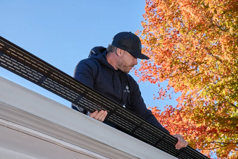 Soffit and fascia installation finishing a Lévis roofline